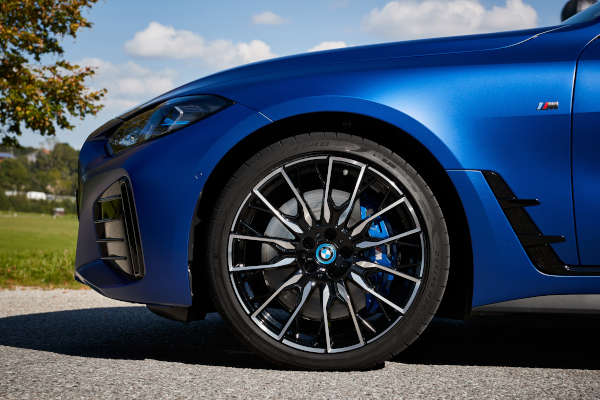 Check-up Media BMW i4 M50 Frozen Portimao blue