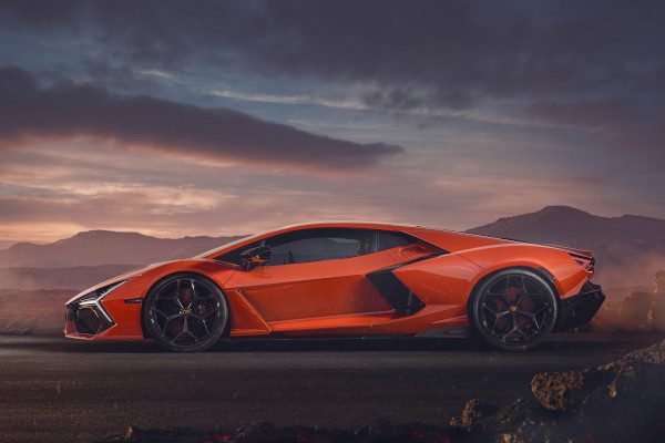 Check-up Media Lamborghini Revuelto profile