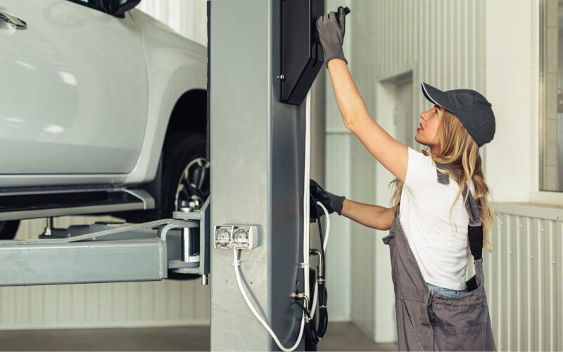 Check-up Media mechanic woman