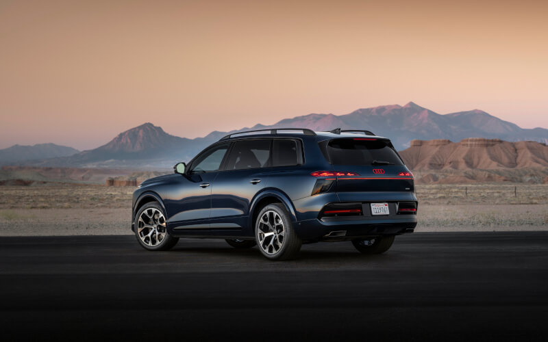 Check-up Media Audi Q9 rear