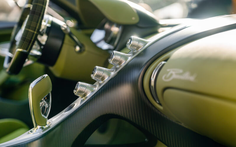 Check-up Media Bugatti Brouillard interior