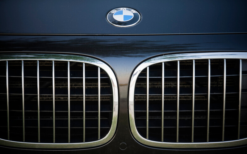 Check-up Media car grille