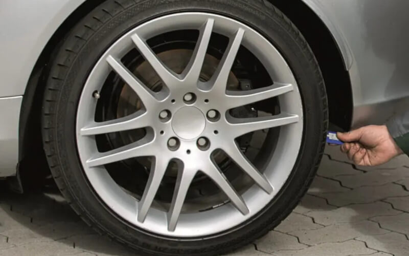 Check-up Media DEKRA tire checking