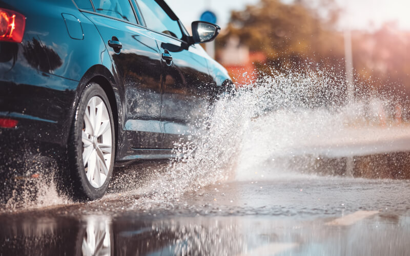 Check-up Media driving in water