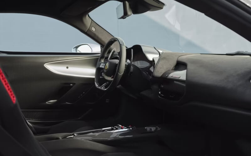 Check-up Media Ferrari CZ26 interior
