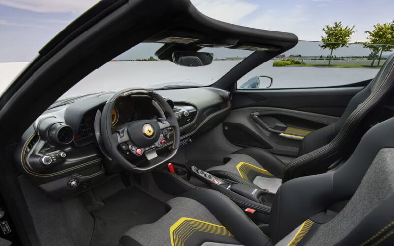 Check-up Media Ferrari HC25 interior