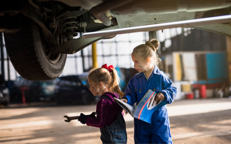 Check-up Media kids zone in car workshop
