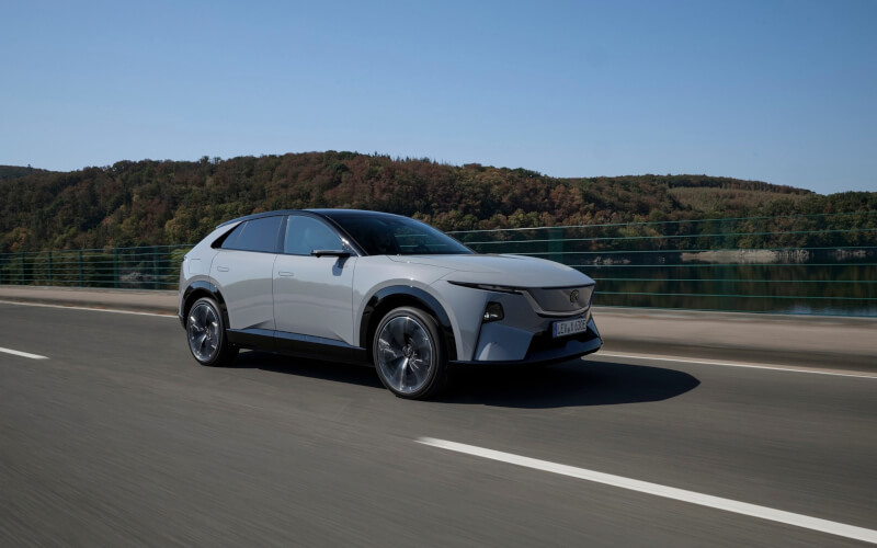 Check-up Media Mazda CX-6e action