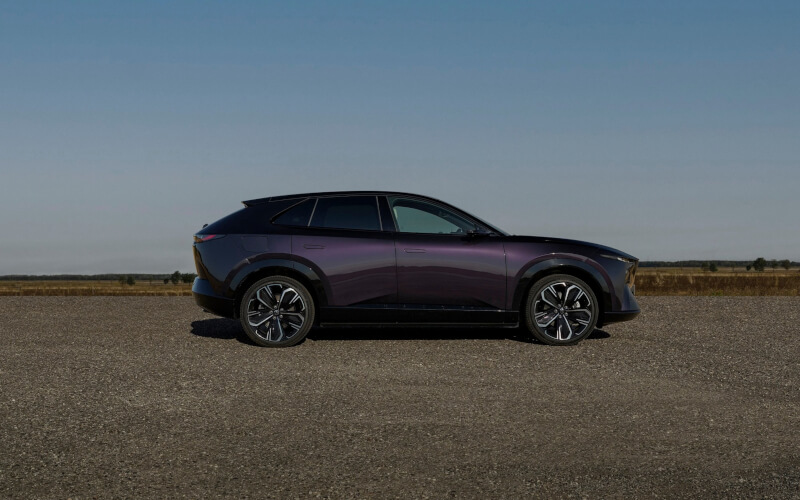 Check-up Media Mazda CX-6e profile