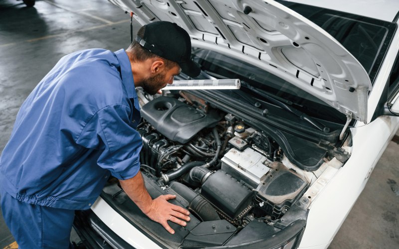 Check-up Media mechanic checking