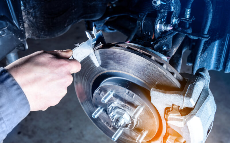 Check-up Media mechanic checking brakes