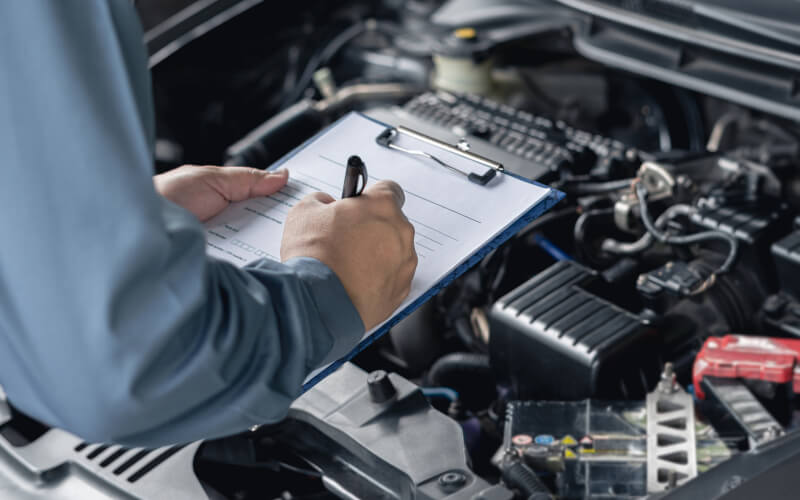 Check-up Media mechanic checking engine