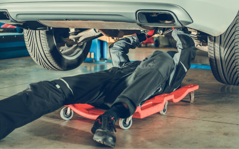 Check-up Media mechanic checking underneath car