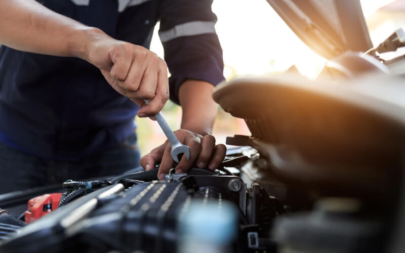 Check-up Media mechanic on engine