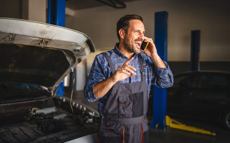 Check-up Media mechanic on the phone