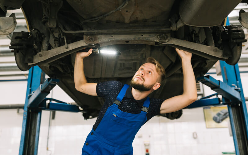 Check-up Media mechanic under bonnet
