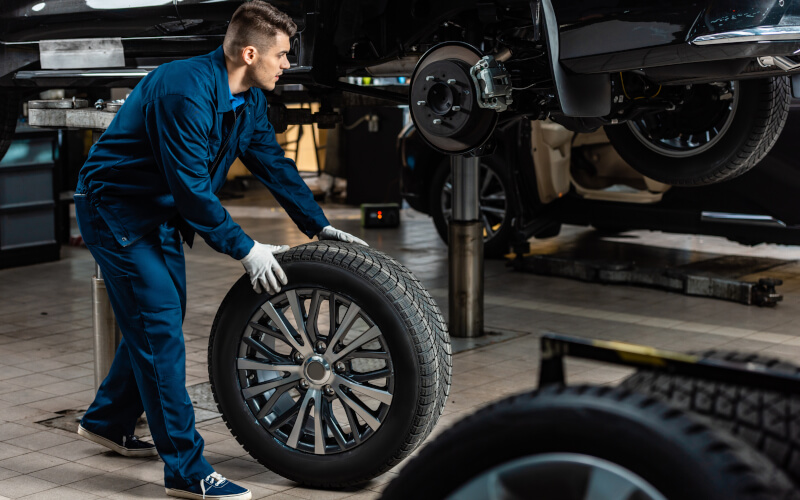 Check-up Media mechanic with tire