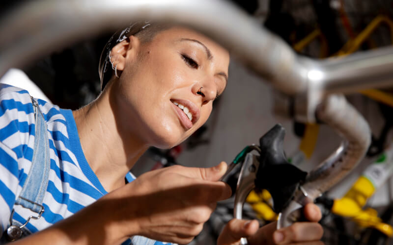 Check-up Media mechanic woman