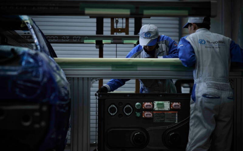 Check-up Media Nissan R32 EV workers