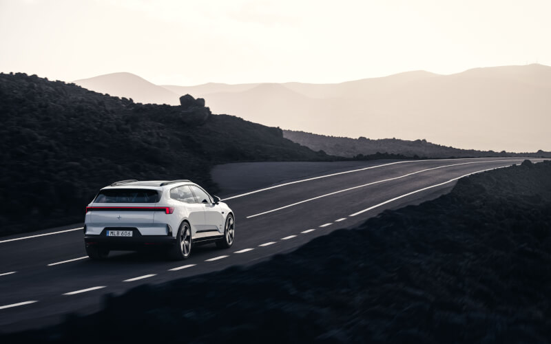 Check-up Media Polestar 4 SUV rear action