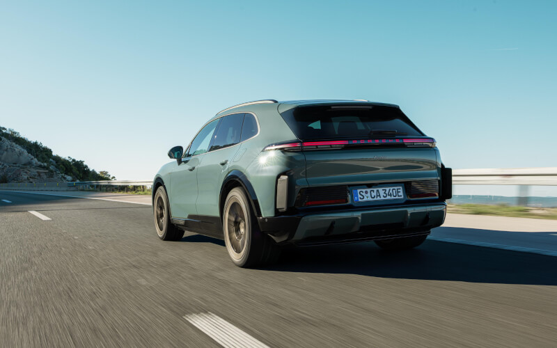 Check-up Media Porsche Cayenne Electric rear