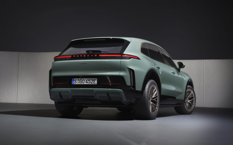 Check-up Media Porsche Cayenne Electric rear