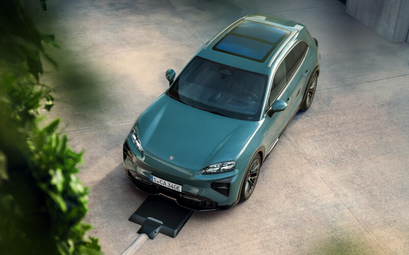 Check-up Media Porsche Cayenne Electric recharging