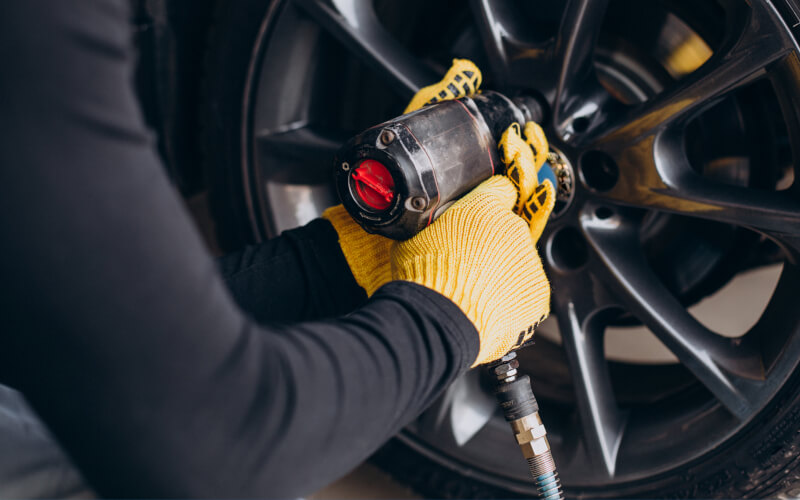 Check-up Media professional changing tire