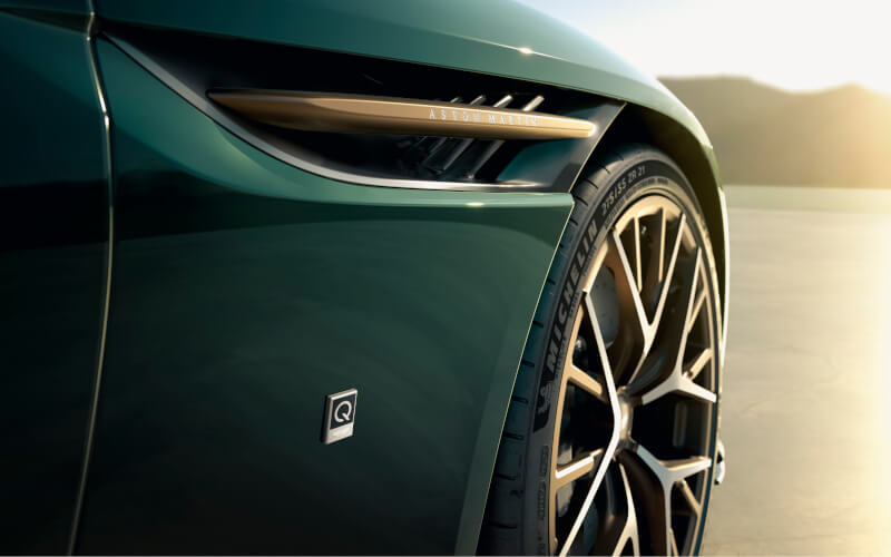 Check-up Media Q by Aston Martin detail