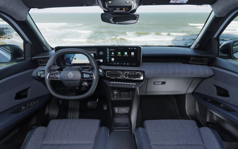 Check-up Media R4 E-Tech interior