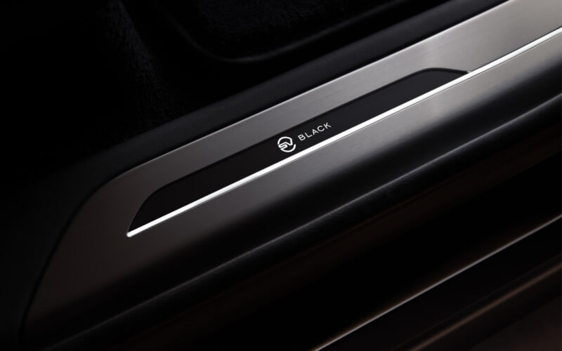 Check-up Media Range Rover SV Black detail