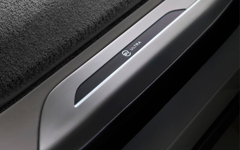 Check-up Media Range Rover SV Ultra door sill