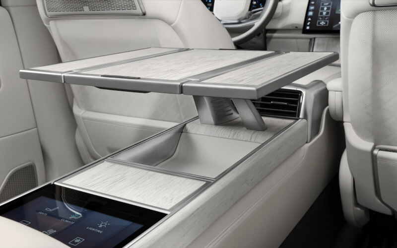 Check-up Media Range Rover SV Ultra interior rear