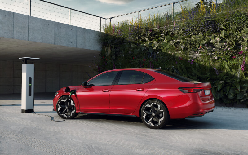 Check-up Media Škoda Superb iV red