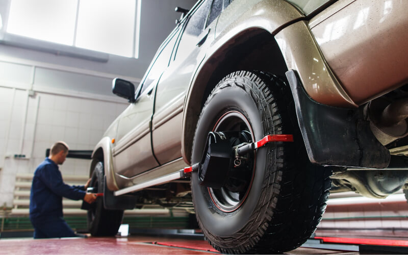 Check-up Media SUV in garage