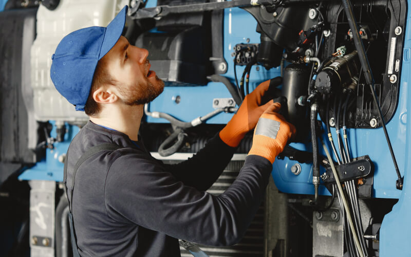 Check-up Media truck mechanic