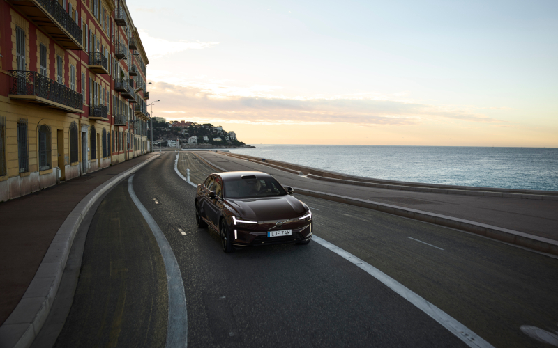 Check-up Media Volvo ES90 front