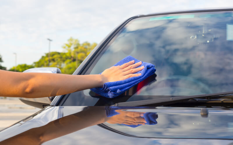 Check-up Media windscreen cleaning