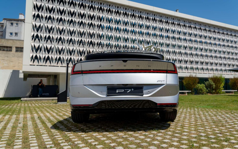 Check-up Media XPENG P7+ Lisbon rear